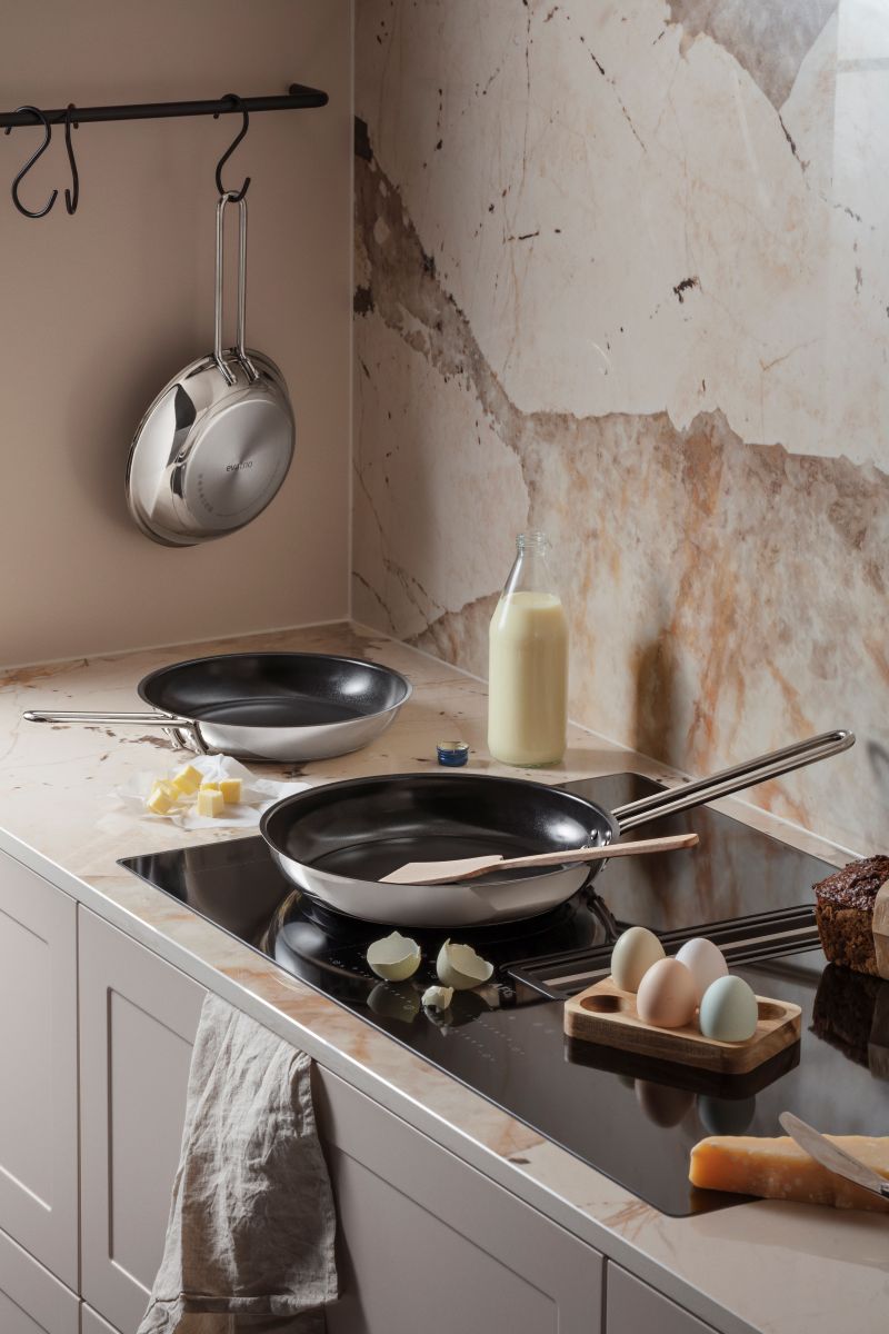 Eva Trio SS Stegepande med keramisk Slip-Let® belægning 24 cm.