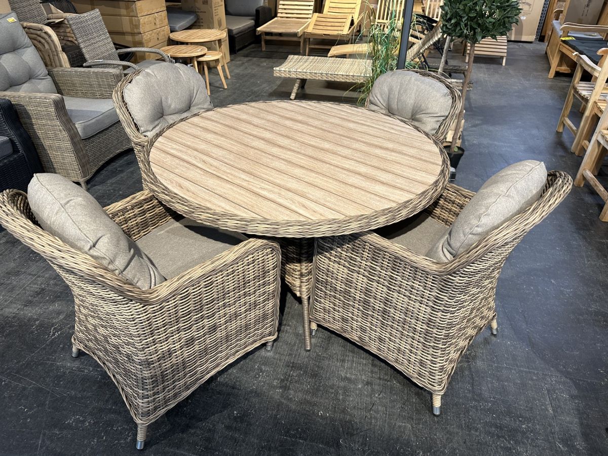 Fanø bord Ø135 cm + 4 Fanø stole firk. ryg i polyrattan og artwood - Havemøbelsæt