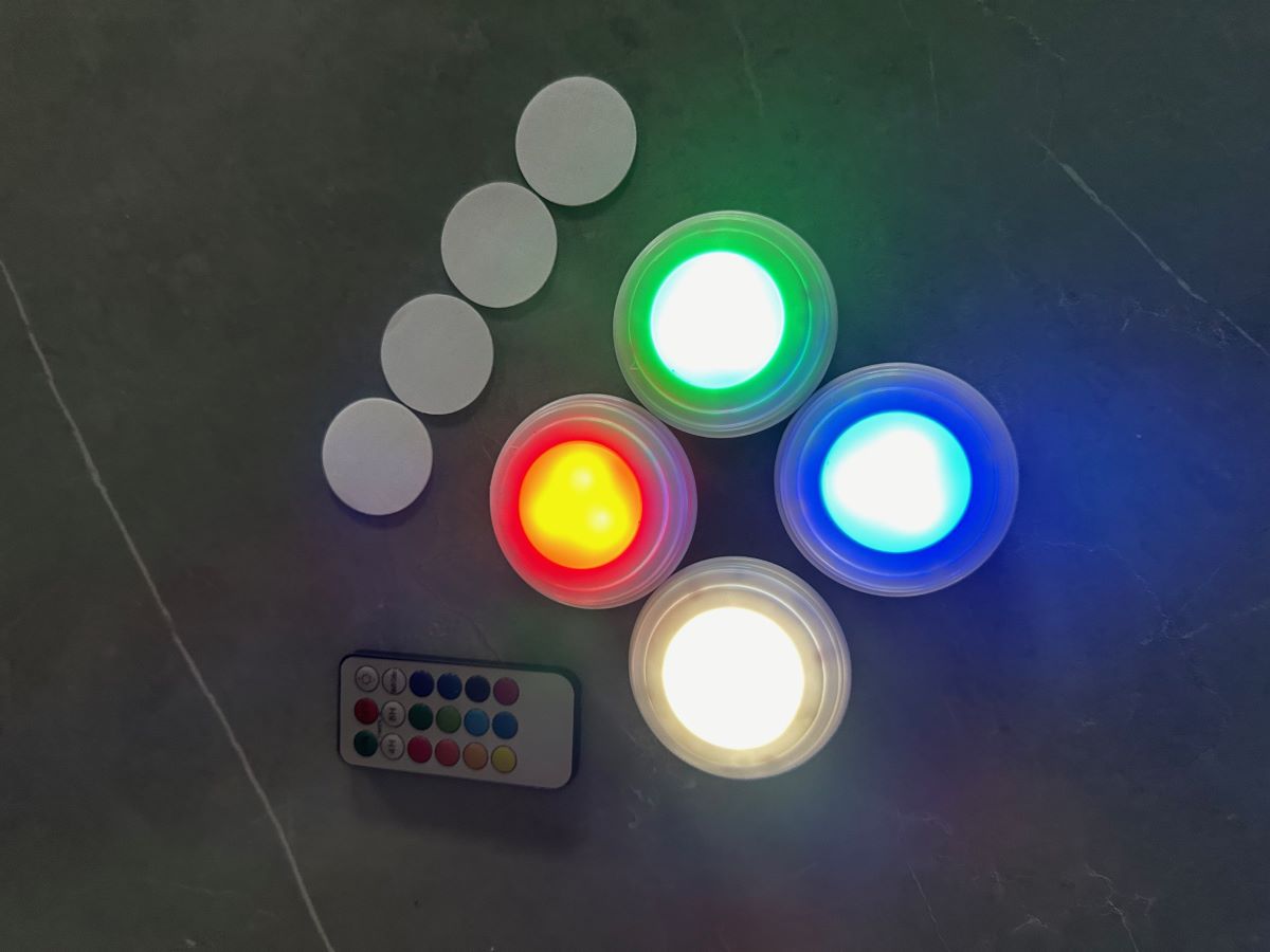 4 multicolor push-lys med multifunktionsfjernbetjening