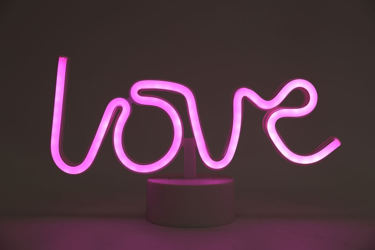 Neonskilt LOVE på fod
