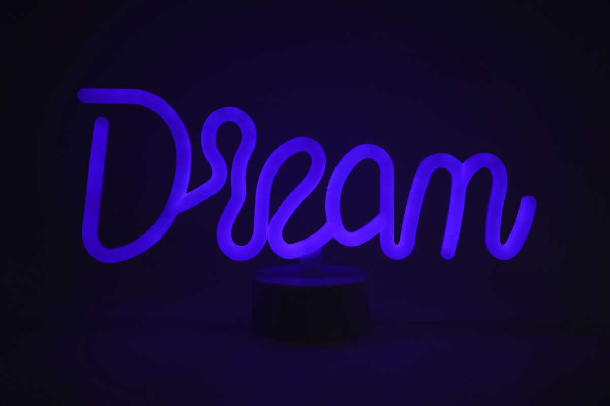 Neonskilt Dream på fod
