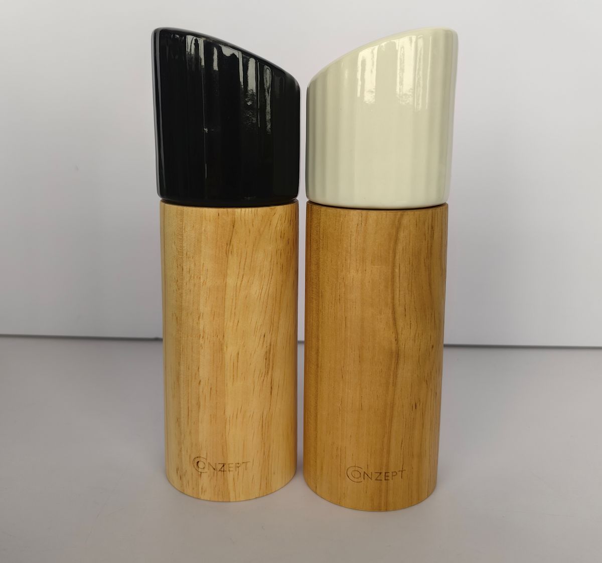Conzept salt og pebersæt i træ og porcelæn 16,3 cm.